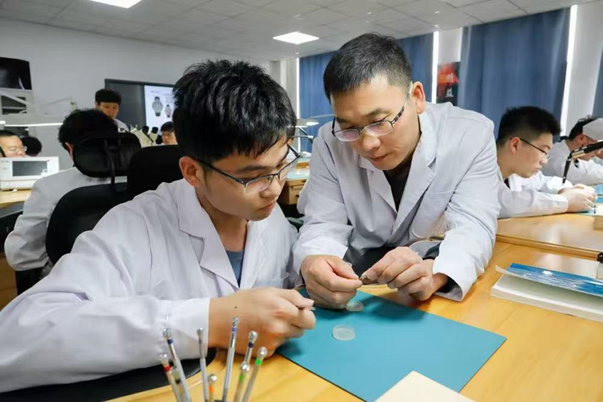 师生共同分析已装配完成的计时机芯工作状态。KY开元集团官网供图